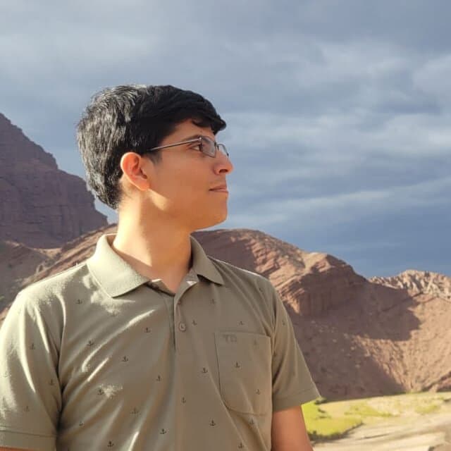 Foto de Esteban con montañas de fondo